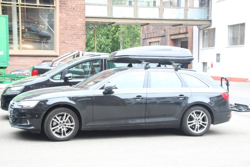 Eine Dachbox von Hapro mit einem Volumen von 430 Litern mit Dachträgern von Thule auf einem Audi A4 Avant