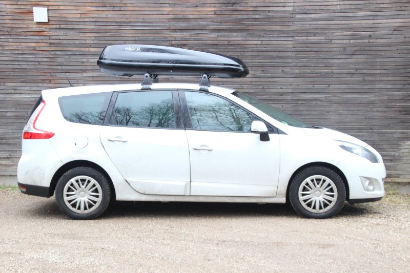 Eine Dachbox von HAPRO auf einem Renault Scenic