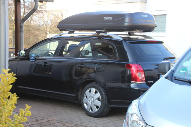 Dachbox auf einem Toyota Avensis