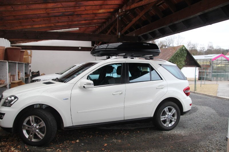 Dachbox 430 Liter mit Dachträgern von THULE auf einem Mercedes ML