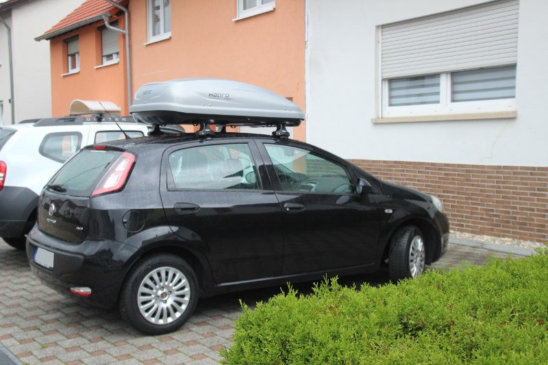 Schifferstadt: Dachbox mit 370 Litern Fassungsvermögen montiert auf einem Fiat Punto