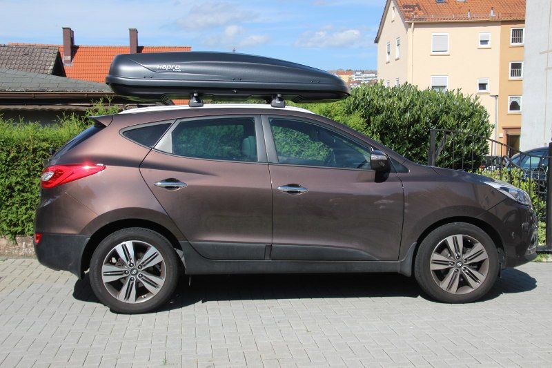Eine Dachbox mit 530 Litern Volumen montiert auf einem Hyundai ix35 bei uns verfügbar z.B. in Schifferstadt