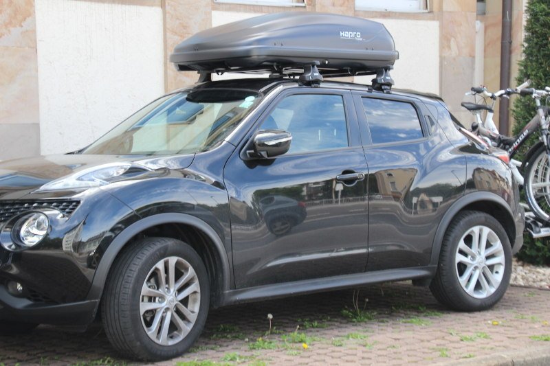 Eine Dachbox mit 370 Liter Inhalt auf einem Nissan Juke bei uns mietbar in Schifferstadt