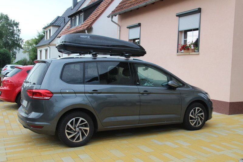 Schifferstadt: Dachbox von HAPRO auf einem VW Touran