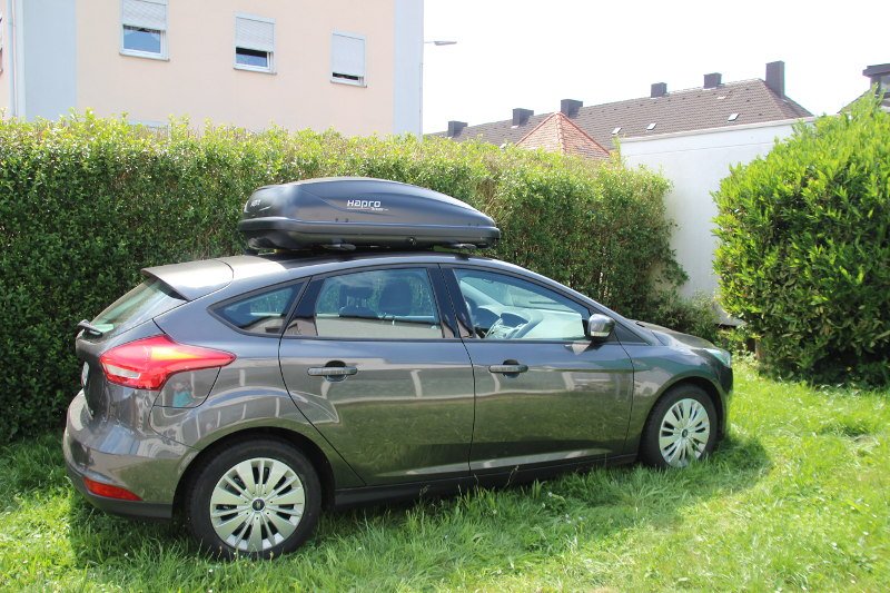 Eine Dachbox mit einem Fassungsvermögen von 370 Liter auf einem Ford Focus bei uns mieten in Schifferstadt