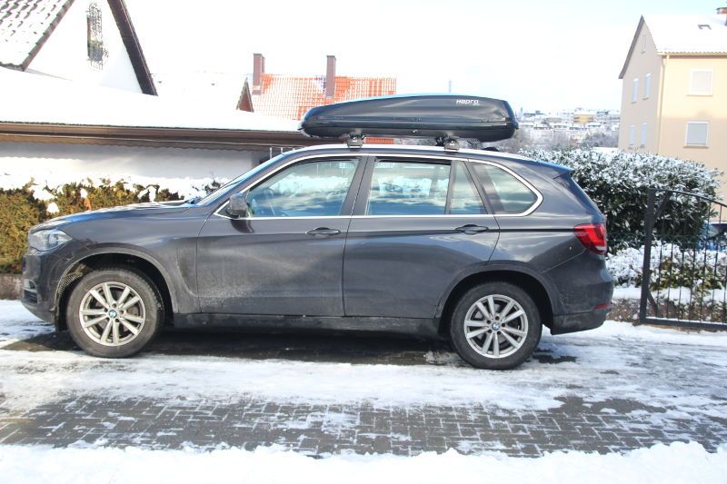 Eine Dachbox mit 530 Litern Fassungsvermögen auf einem BMW X5, bei uns zu mieten z.B. in Schifferstadt und Umgebung