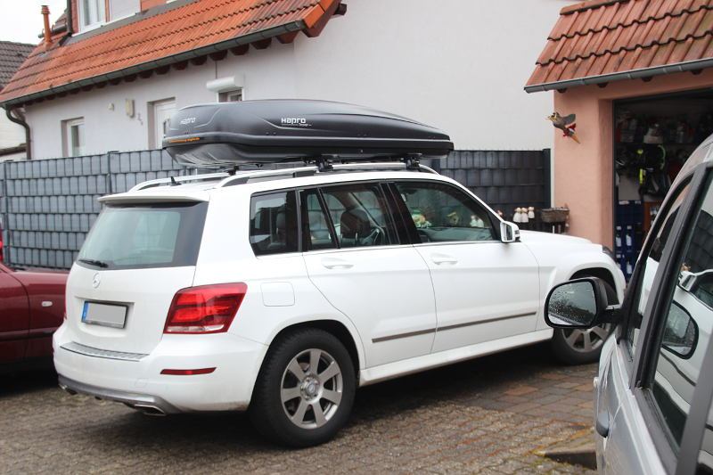 Eine Dachbox mit 530 Litern Fassungsvermögen montiert auf einem Mercedes GLK SUV - zu leihen bei uns z.B. in Schifferstadt