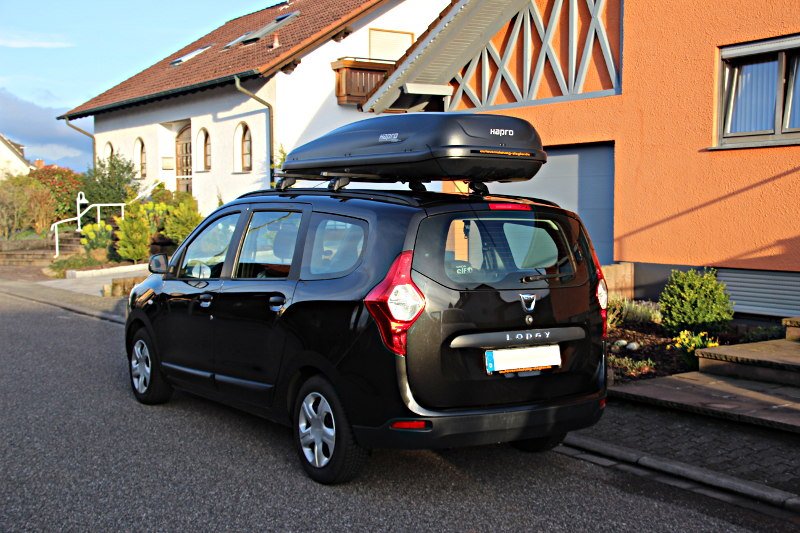 Eine Dachbox von HAPRO mit 530 Litern Volumen auf einem Dacia Lodgy Van, bei uns zu mieten in Schifferstadt