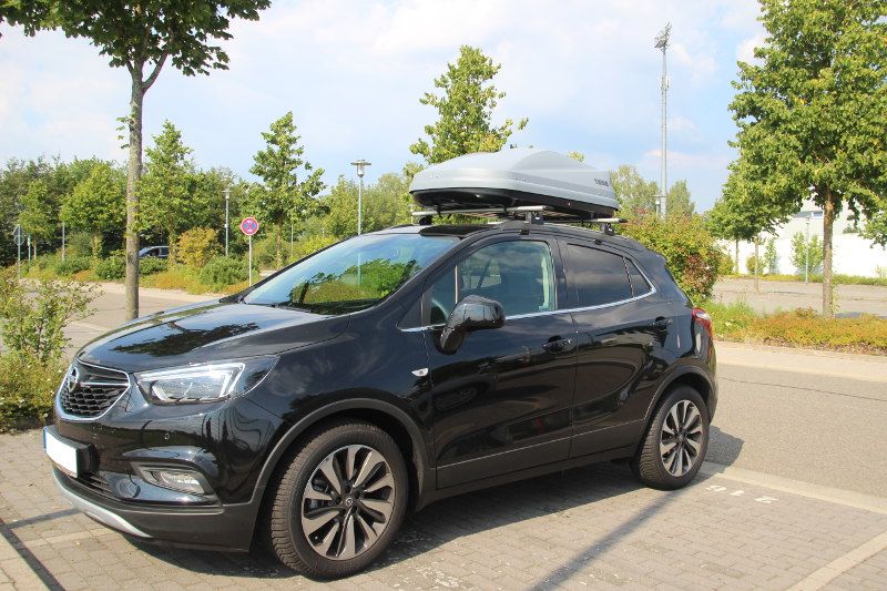 Dachbox mit Dachträgern von Thule auf einem Opel Mokka