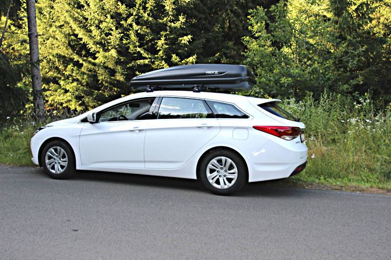 Eine Dachbox mit 530 Litern Volumen auf einem Hyundai i40 Kombi, bei uns verfügbar z.B. in Schifferstadt