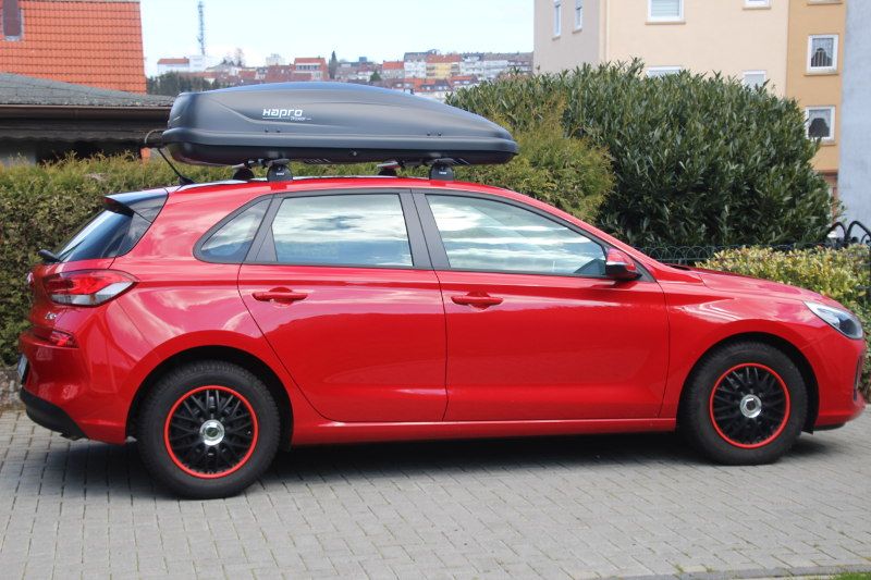 Schifferstadt: eine Dachbox mit 370 Liter Volumen auf einem Hyundai i30