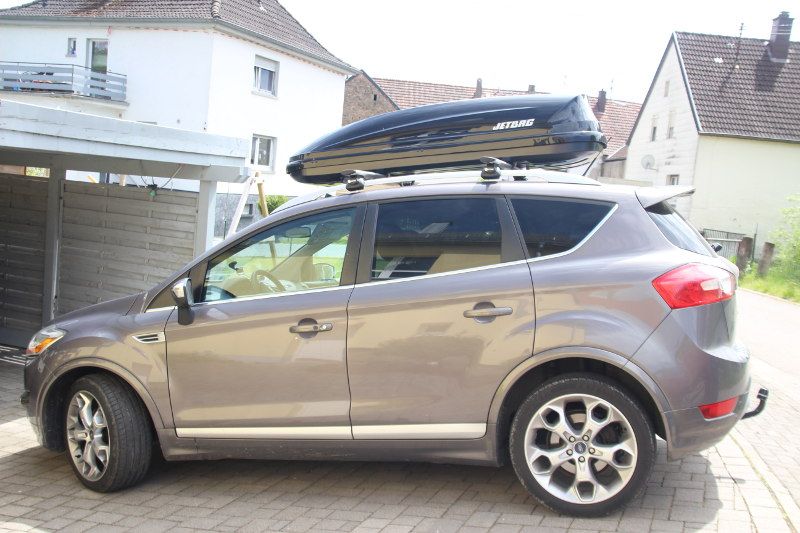 Dachbox mit 420 Liter Volumen auf einem Ford Kuga