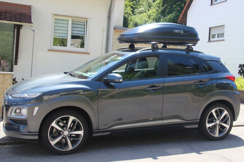 Schifferstadt: Dachbox mit 370 Litern Fassungsvermögen auf einem Hyundai Kona