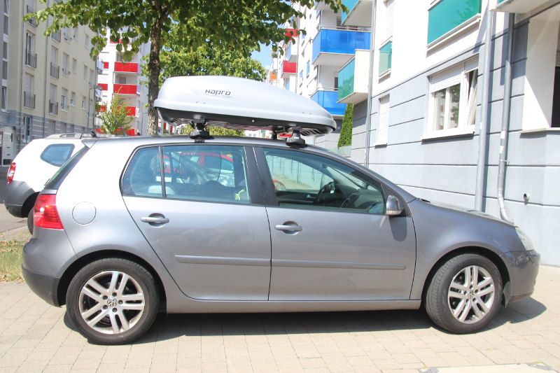Dachbox von HAPRO  mit Dachträgern von Thule auf einem Volkswagen Golf V in Schifferstadt