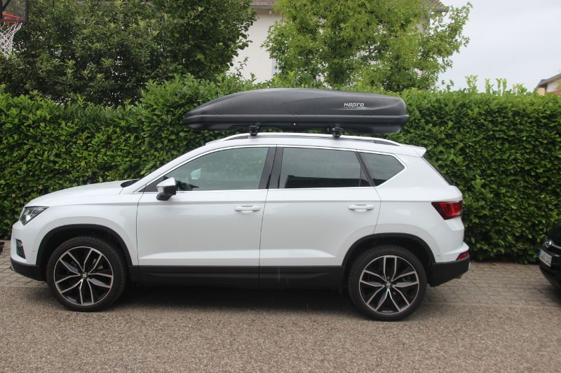 Schifferstadt: Dachbox 600 Liter auf einem Seat Ateca