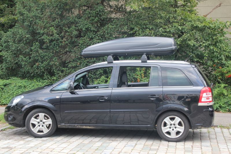 Schifferstadt: eine Dachbox mit 530 Liter Volumen auf einem Opel Zafira