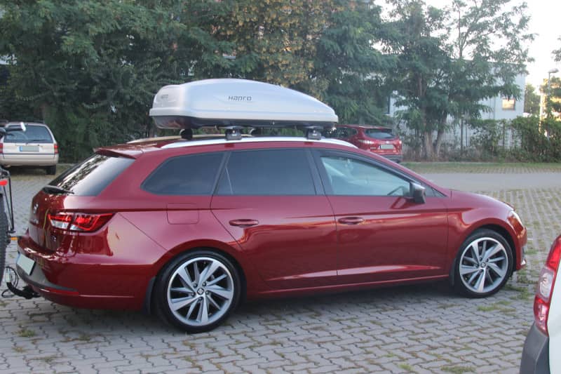 Eine Dachbox von HAPRO auf einem Seat Leon Kombi bei uns in Schifferstadt mieten