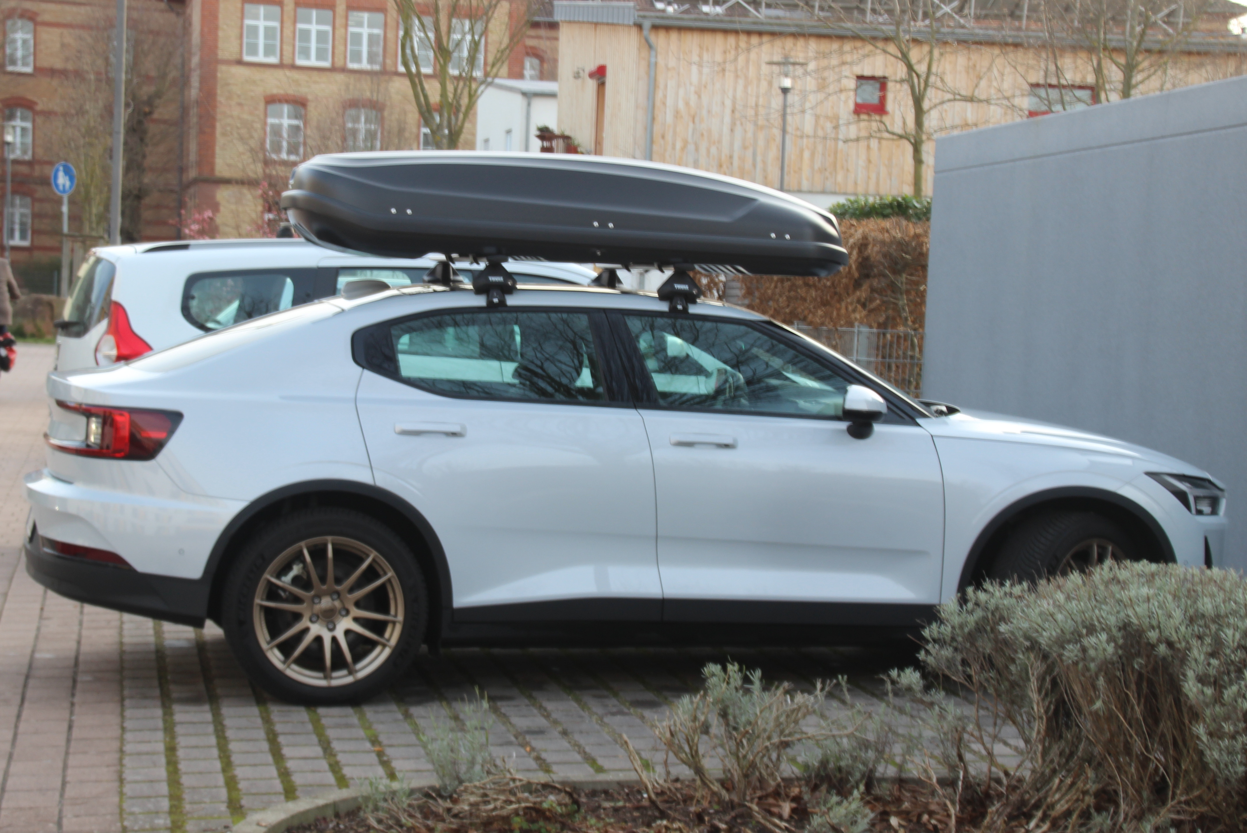 Dachbox mit 530 Liter Volumen auf einem Polestar 2 in Schifferstadt