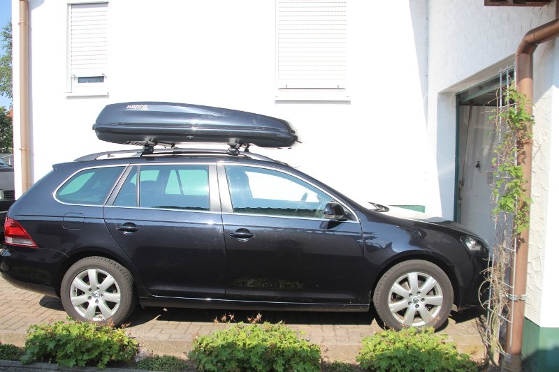 Eine Dachbox von HAPRO mit 430 Liter Volumen auf einem Golf Variant