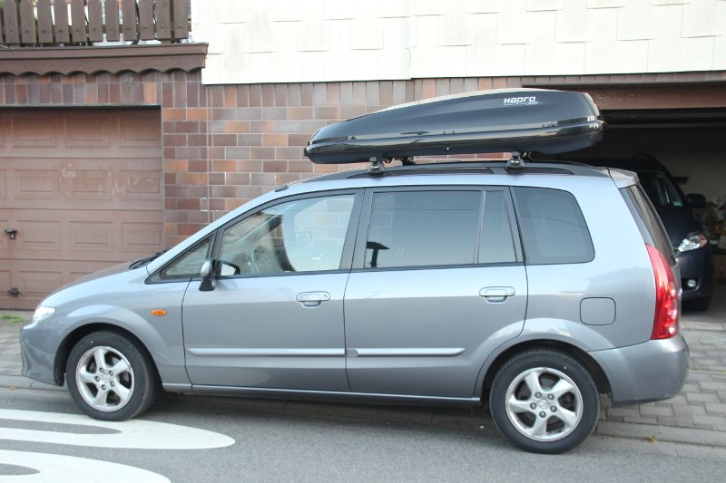 Dachbox 430 Liter mit Dachträgern von THULE<sup>®</sup> montiert auf einem Mazda Premacy